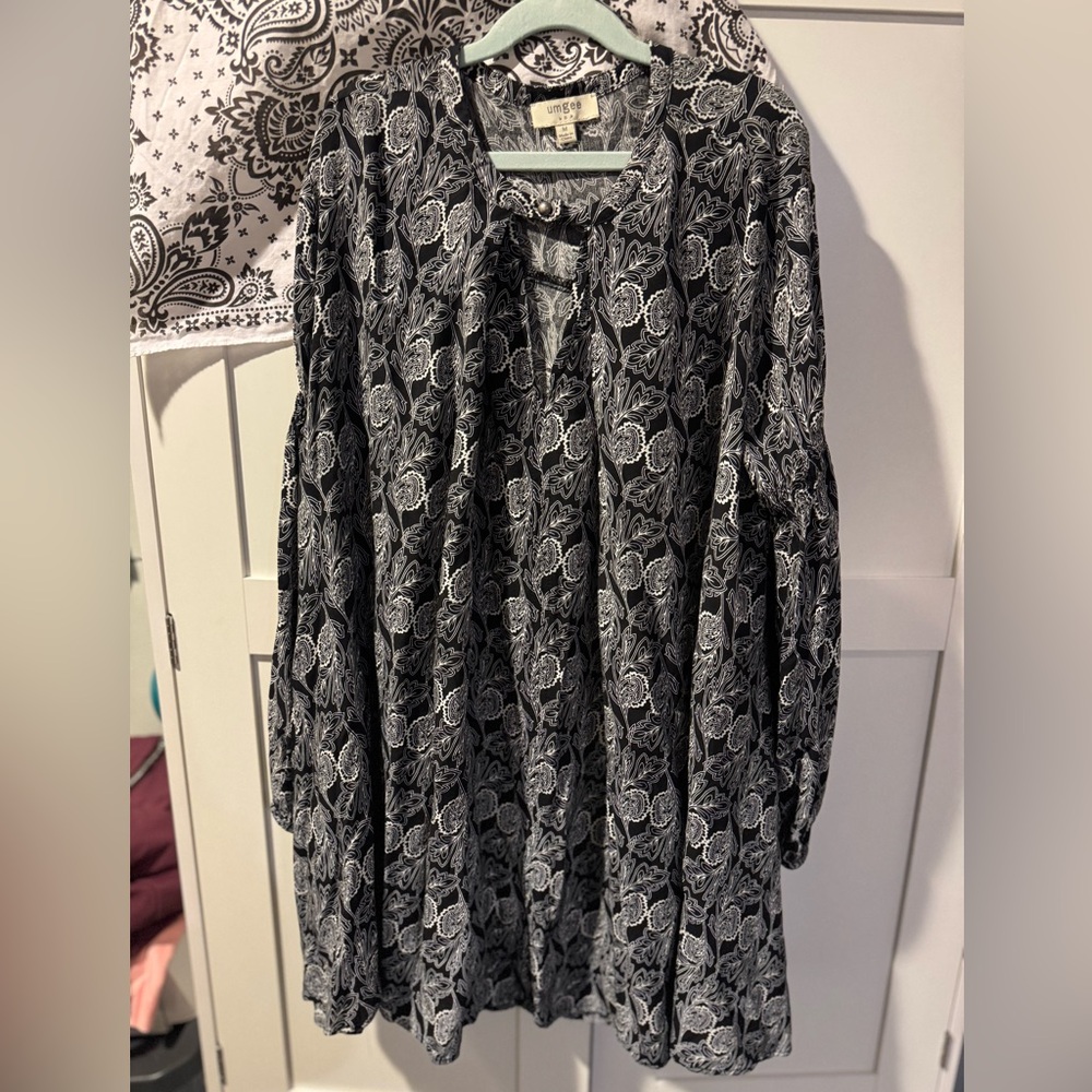 Sz M Umgee Black and White Paisley Kimono flowy long sleeved dress